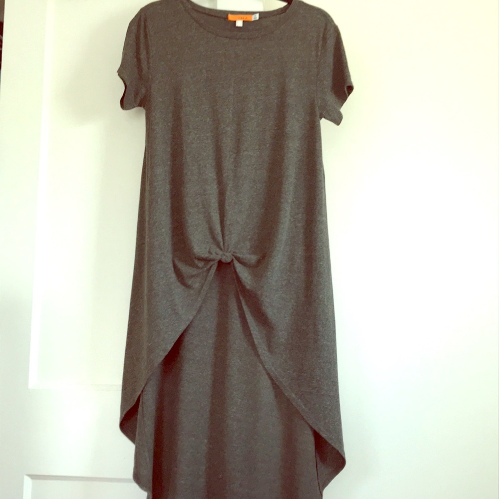 Green high low t shirt.